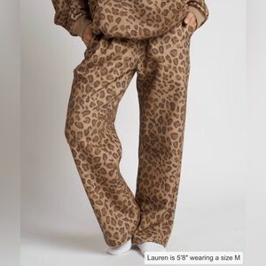 NWT Comfrt Minimalist Straight Leg Sweatpants Brown Leopard Small